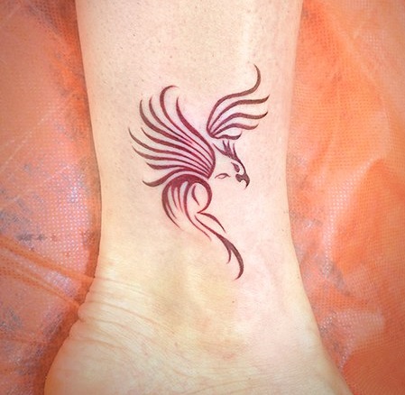 Tatuatge de Phoenix. Significat per a les nenes al canell, el braç, l’esquena i la cama. Fotos, esbossos