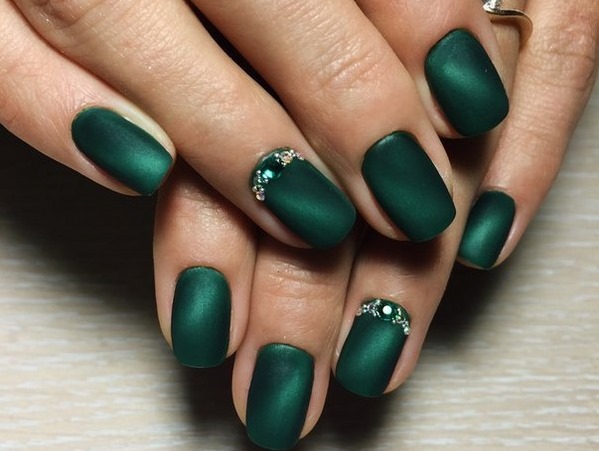 Manucure vert foncé avec vernis. Design photo mat pour ongles courts et longs, nouveaux articles, tendances de la mode