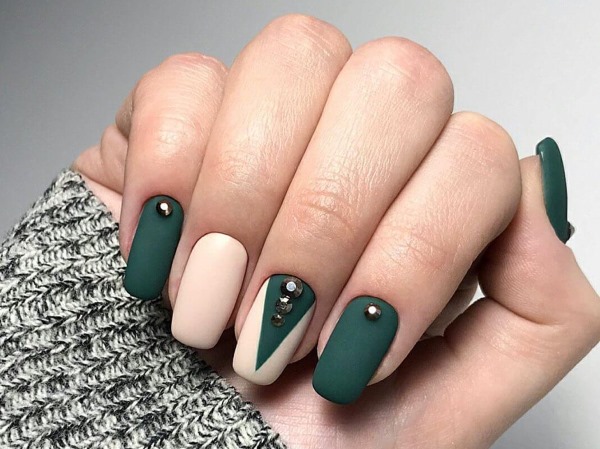 Manucure vert foncé avec vernis. Design photo mat pour ongles courts et longs, nouveaux articles, tendances de la mode