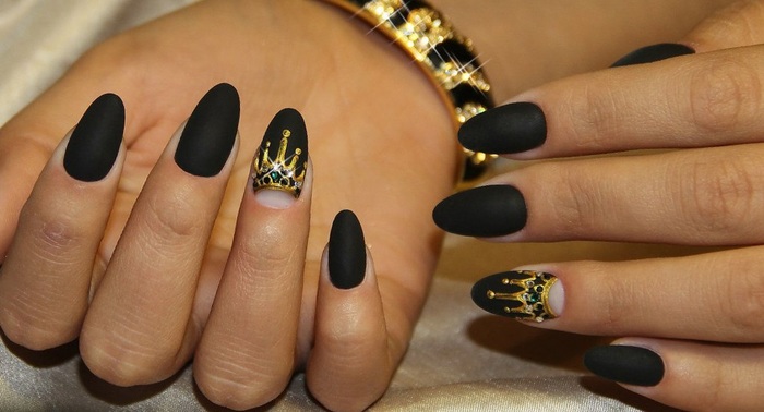 Ongles noirs mats. Dessins avec de l'or, des paillettes, des strass. Des idées pour des ongles longs et courts