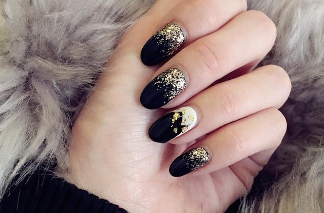 Ongles noirs mats. Dessins avec de l'or, des paillettes, des strass. Des idées pour des ongles longs et courts