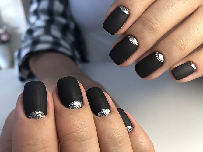 Ongles noirs mats. Dessins avec de l'or, des paillettes, des strass. Des idées pour des ongles longs et courts