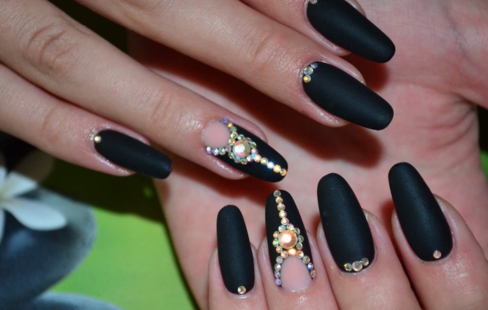 Ongles noirs mats. Dessins avec de l'or, des paillettes, des strass. Des idées pour des ongles longs et courts