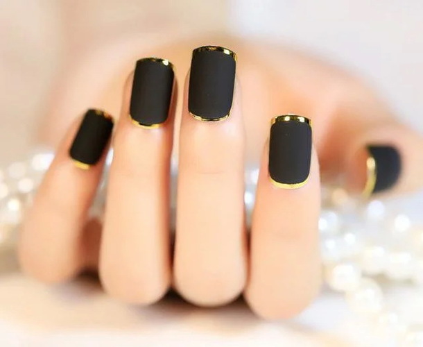 Ongles noirs mats. Dessins avec de l'or, des paillettes, des strass. Des idées pour des ongles longs et courts