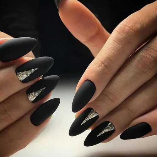 Ongles noirs mats. Dessins avec de l'or, des paillettes, des strass. Des idées pour des ongles longs et courts