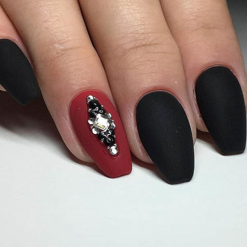 Ongles noirs mats. Dessins avec de l'or, des paillettes, des strass. Des idées pour des ongles longs et courts