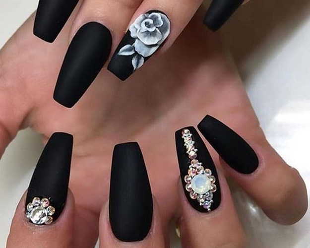 Ongles noirs mats. Dessins avec de l'or, des paillettes, des strass. Des idées pour des ongles longs et courts