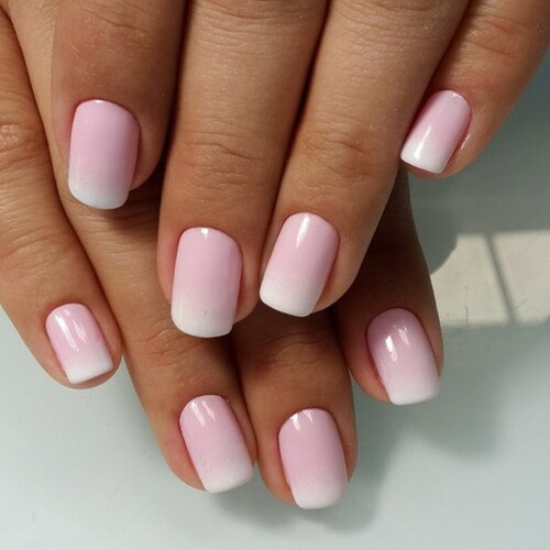 Delicada manicura rosa amb dissenys per a ungles llargues i curtes. Foto 2020