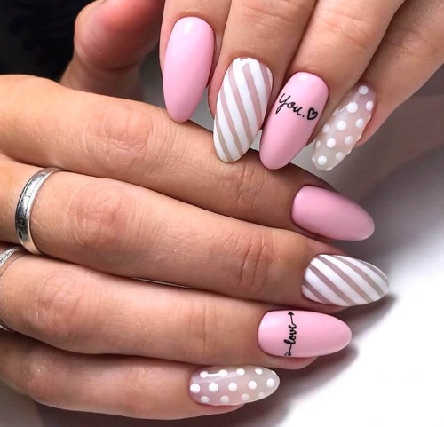 Manicura amb lletres a les ungles. Fotos en rus, anglès, idees de moda