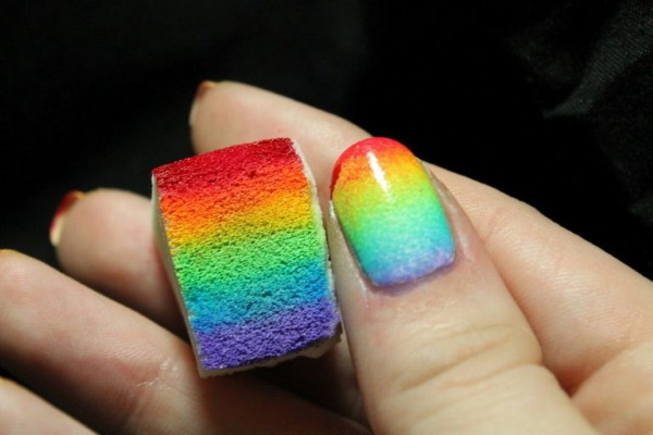 Dessins d'ongles multicolores, manucure avec rayures, taches, frottements. Une photo