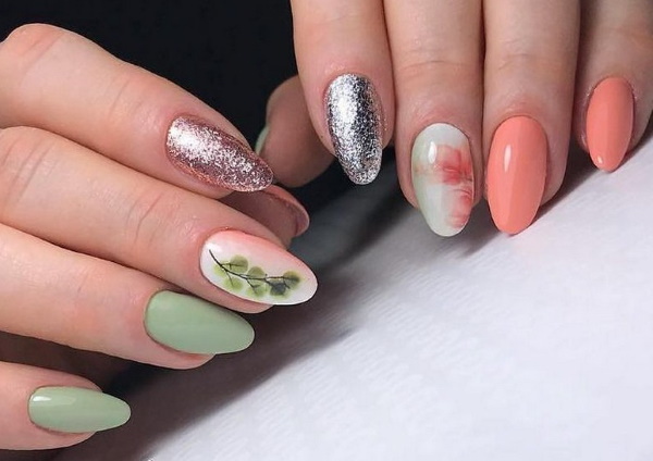 Dessins d'ongles multicolores, manucure avec rayures, taches, frottements. Une photo