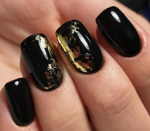 Disseny d'ungles amb color negre. Foto d'esmalt de gel de manicura amb pedreria, brillants, francès, ombrejat