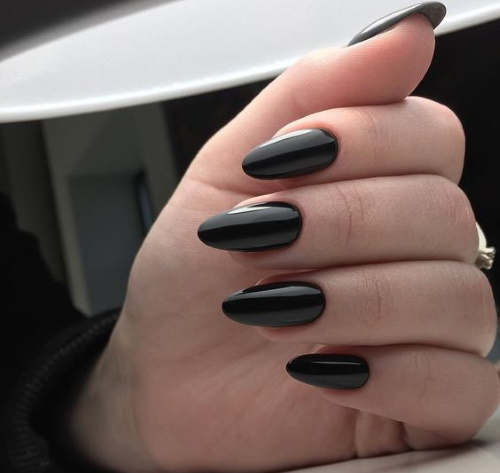 Disseny d'ungles amb color negre. Foto d'esmalt de gel de manicura amb pedreria, brillants, francès, ombrejat