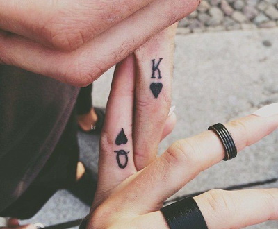 Tatuatges aparellats per a dos amants. Esbossos, inscripcions fotogràfiques amb traducció de marit i dona, xicot i xicota