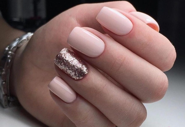 Disseny d'ungles de color rosa pàl·lid. Foto de manicura amb plata, purpurina, blanc, negre