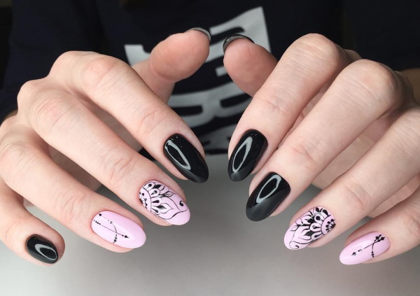 Rose avec un design d'ongle noir. Photo, nouveaux articles avec paillettes, strass, dentelle argentée, motif