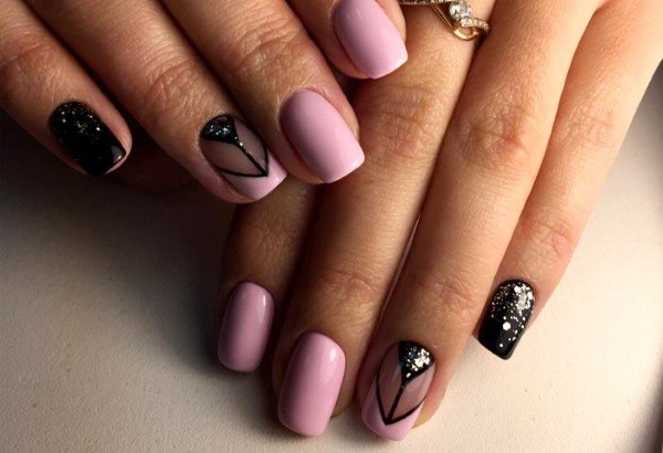 Rose avec un design d'ongle noir. Photo, nouveaux articles avec paillettes, strass, dentelle argentée, motif