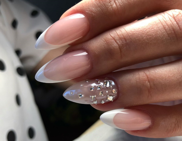 Français avec des paillettes sur les ongles avec du vernis gel. Actualité photo, tendances mode, techniques, idées