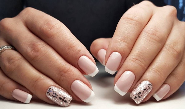 Français avec des paillettes sur les ongles avec du vernis gel. Actualité photo, tendances mode, techniques, idées