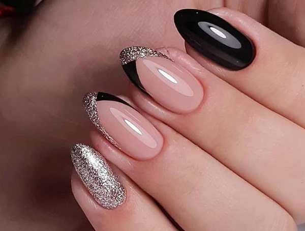 Français avec des paillettes sur les ongles avec du vernis gel. Actualité photo, tendances mode, techniques, idées