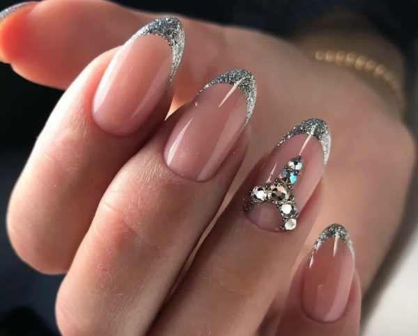 Français avec des paillettes sur les ongles avec du vernis gel. Actualité photo, tendances mode, techniques, idées