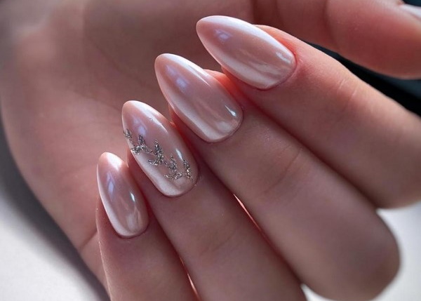 Esmalt de gel de manicura amb fregament de perles. Foto, disseny, com fer