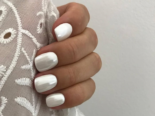 Esmalt de gel de manicura amb fregament de perles. Foto, disseny, com fer