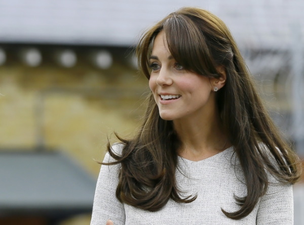 Coupes de cheveux pour femmes pour cheveux longs, à la mode après 30-40 ans. Une photo