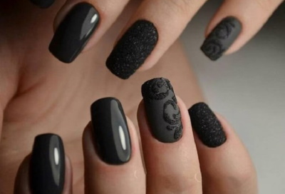 Manicura negra amb disseny per a ungles curtes amb esmalt de gel. Fotos, idees