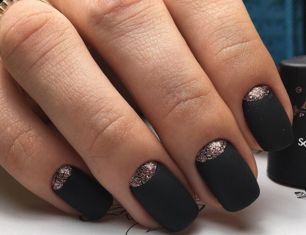 Manicura negra amb disseny per a ungles curtes amb esmalt de gel. Fotos, idees