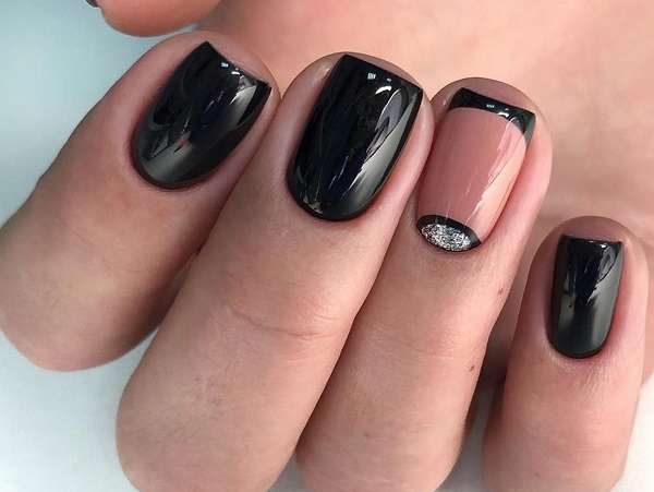 Manicura negra amb disseny per a ungles curtes amb esmalt de gel. Fotos, idees