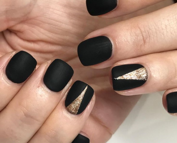 Manicura negra amb disseny per a ungles curtes amb esmalt de gel. Fotos, idees