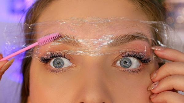 Coiffage à long terme des sourcils avec de la gélatine, du savon, des remèdes maison. Photo, vidéo