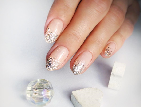 Manucure française pour ongles courts et longs. Photo, options de conception avec strass, paillettes, frottement, motif