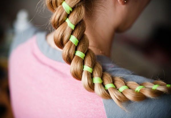 Une tresse volumineuse pour cheveux longs pour les filles. Photo, tissage étape par étape avec des bandes élastiques, sur le côté