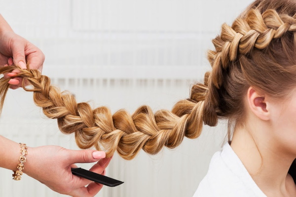 Une tresse volumineuse pour cheveux longs pour les filles. Photo, tissage étape par étape avec des bandes élastiques, sur le côté