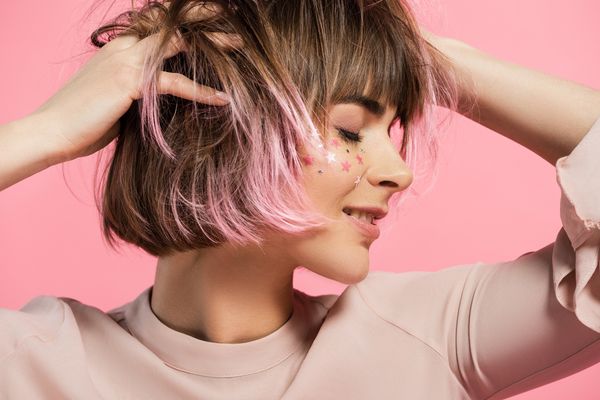 Coiffures aux cheveux courts pour les filles, coloration des cheveux à la mode. Une photo