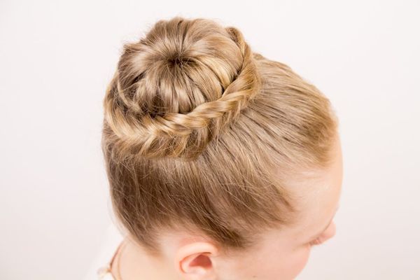 Coiffures simples pour cheveux moyens pour tous les jours, vacances, pour adolescents. Photo, comment le faire étape par étape