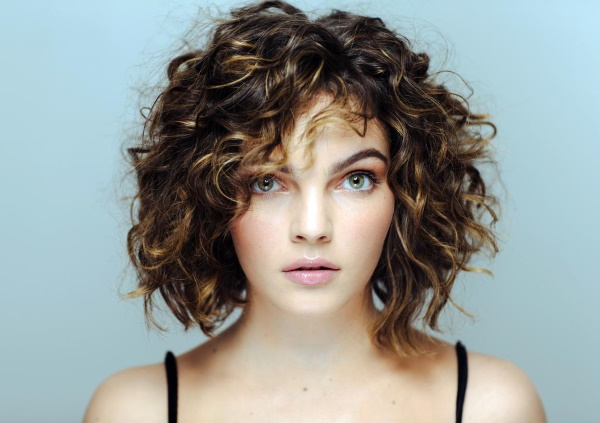 Coupes de cheveux pour cheveux bouclés de longueur moyenne, courte, longue pour les femmes