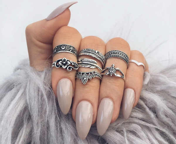 Les ongles sont pointus. Design, nouveautés, tendances de la mode. Photos, idées avec motifs, strass, paillettes, gomme laque