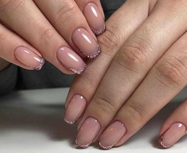 Manicura transparent amb brillants per a ungles curtes i llargues, puntes. Una foto