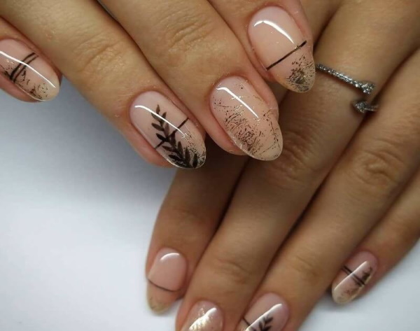 Manicura transparent amb brillants per a ungles curtes i llargues, puntes. Una foto