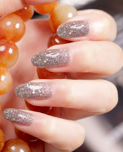 Manicura transparent amb brillants per a ungles curtes i llargues, puntes. Una foto