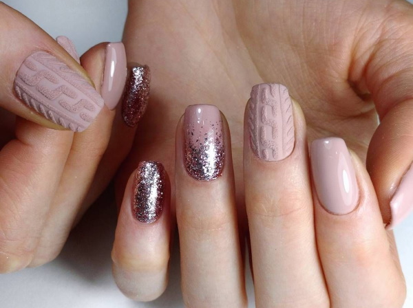 Manucure beige avec paillettes, strass sur ongles courts à la base, frottés, motif. Une photo