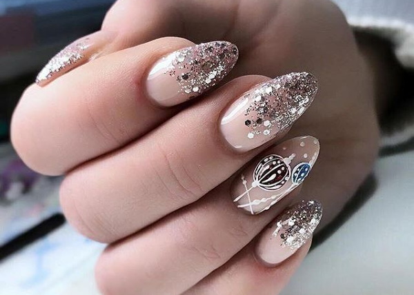 Manicura amb esmalt de gel purpurina. Foto de degradat, francès