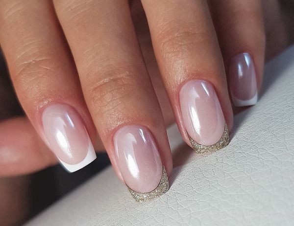 Manicura amb esmalt de gel purpurina. Foto de degradat, francès