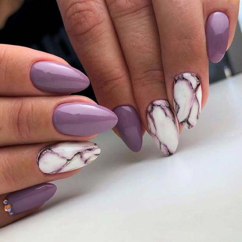 Manicura lila amb disseny de gel polish per a ungles curtes i llargues