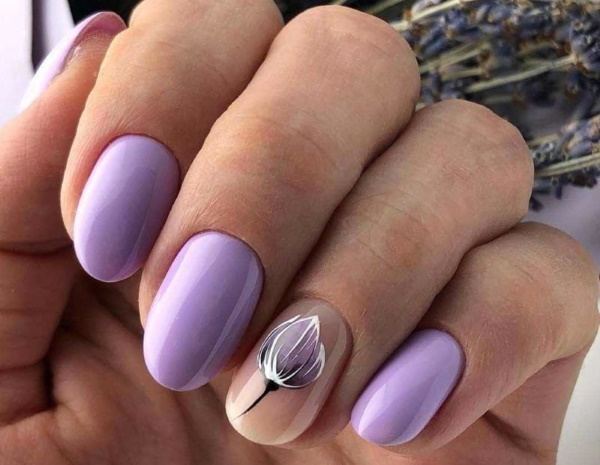 Manicura lila amb disseny de gel polish per a ungles curtes i llargues