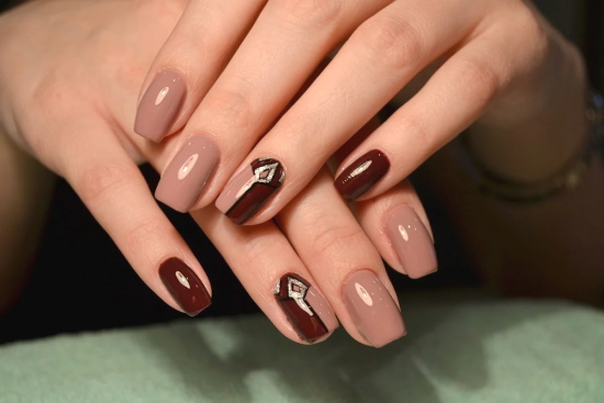 Manucure bordeaux et beige. Photo pour ongles courts et longs avec des strass, des motifs, des étincelles