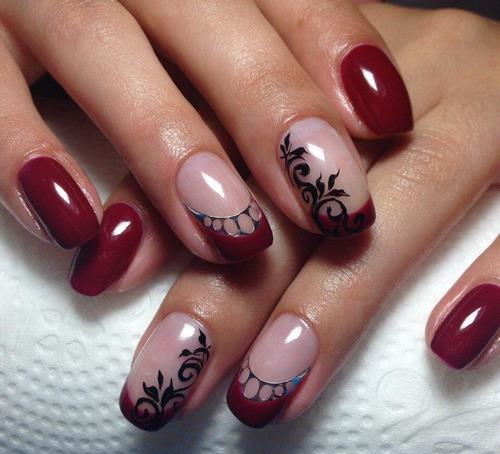 Manucure bordeaux et beige. Photo pour ongles courts et longs avec des strass, des motifs, des étincelles